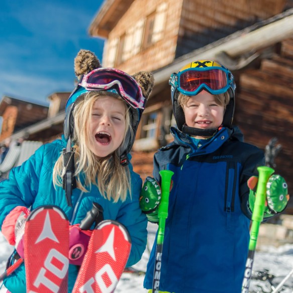 Kinder beim Skifahren