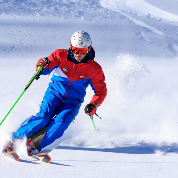 Skifahrer im Winterurlaub in der Skiregion Ramsau